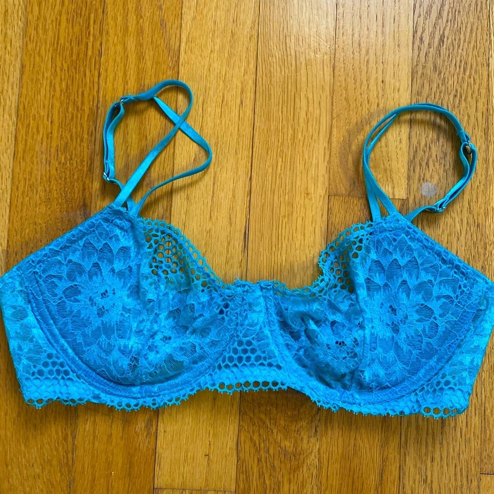 Turquoise Lace Bra with Sparkle – Gently Worn